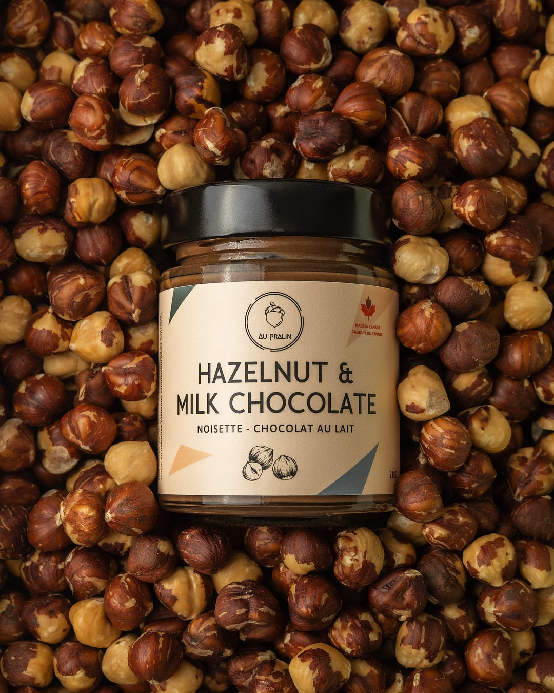 Au pralin’s hazelnut milk chocolate spread places among hazelnuts 